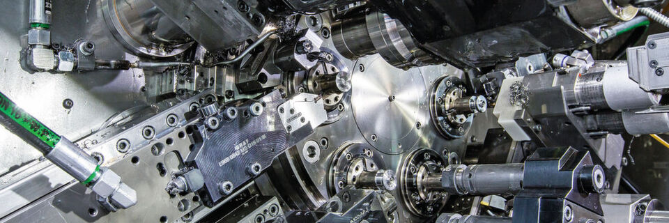 Die kompakte Bauweise des Abstechsystems 968 erleichtert den Einbau und den Werkzeugwechsel im beengten Arbeitsraum eines Mehrspindlers. Die kompakte Bauweise des Abstechsystems 968 erleichtert den Einbau und den Werkzeugwechsel im beengten Arbeitsraum eines Mehrspindlers.