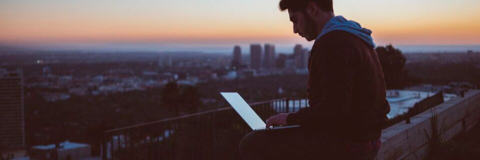 Wie weit wird die digitalisierte Arbeitswelt in den kommenden Jahren gehen? Eines ist klar: es heißt nicht mehr nur, die berufliche und private Zeiteinteilung zu optimieren oder am Strand mit dem Tablet auf dem Schoß die letzten E-Mails zu beantworten. Wie weit wird die digitalisierte Arbeitswelt in den kommenden Jahren gehen? Eines ist klar: es heißt nicht mehr nur, die berufliche und private Zeiteinteilung zu optimieren oder am Strand mit dem Tablet auf dem Schoß die letzten E-Mails zu beantworten.