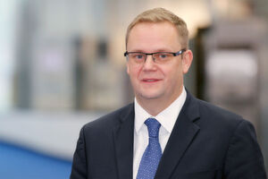 Andreas Keiger, Geschäftsbereichsleiter Vertrieb Europa bei Rittal: „Die Digitalisierung aller Bereiche in Wirtschaft, Industrie und Handel erfordert heute eine schnelle und angemessene Bereitstellung von IT-Lösungen durch Rechenzentren, die sich einfach und wirtschaftlich beschaffen sowie effizient und sicher betreiben lassen.“ Andreas Keiger, Geschäftsbereichsleiter Vertrieb Europa bei Rittal: „Die Digitalisierung aller Bereiche in Wirtschaft, Industrie und Handel erfordert heute eine schnelle und angemessene Bereitstellung von IT-Lösungen durch Rechenzentren, die sich einfach und wirtschaftlich beschaffen sowie effizient und sicher betreiben lassen.“