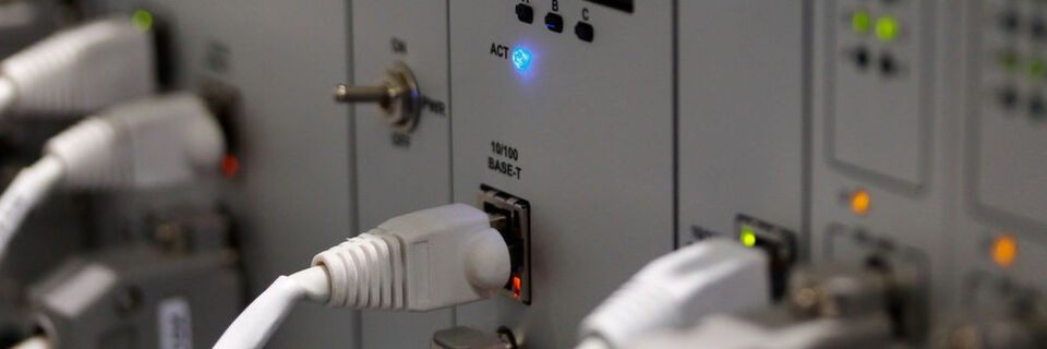 Ethernet stellt im industriellen Umfeld eine besondere Herausforderung dar. Ethernet stellt im industriellen Umfeld eine besondere Herausforderung dar.