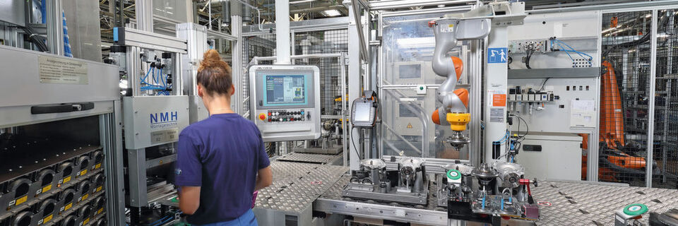 Die Anlage musste sich räumlich in die Produktionslinie einfügen. Dafür entwickelte Kuka Systems eine Stahlbaukonstruktion in Form eines Galgens, an der ein feinfühliger Leichtbauroboter befestigt ist. Der LBR iiwa kann so hängend arbeiten und nimmt wenig Platz in Anspruch. Die Anlage musste sich räumlich in die Produktionslinie einfügen. Dafür entwickelte Kuka Systems eine Stahlbaukonstruktion in Form eines Galgens, an der ein feinfühliger Leichtbauroboter befestigt ist. Der LBR iiwa kann so hängend arbeiten und nimmt wenig Platz in Anspruch.