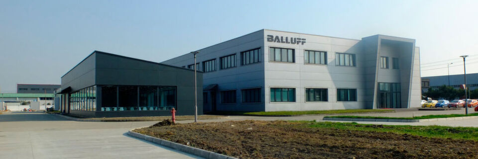 Im Neubau wird das Produktprogramm in Chengdu durch eine teilautomatisierte Produktion und Montage eines Sensor-Plattformkonzepts erweitert. Im Neubau wird das Produktprogramm in Chengdu durch eine teilautomatisierte Produktion und Montage eines Sensor-Plattformkonzepts erweitert.