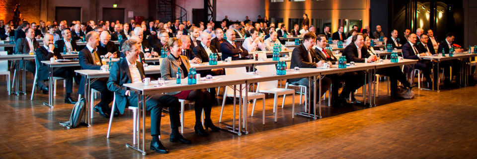 Rund 200 Teilnehmer und 14 Partnerunternehmen folgten der Einladung zum diesjährigen Hitachi Information Forum in Düsseldorf. Rund 200 Teilnehmer und 14 Partnerunternehmen folgten der Einladung zum diesjährigen Hitachi Information Forum in Düsseldorf.