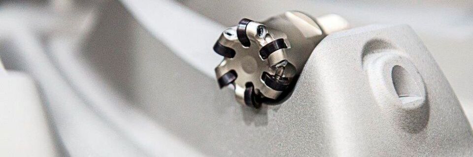 Die Prozesssicherheit und längere Laufleistung mit der smarten Wendeschneidplatte soll durch höhere Schnittdaten (noch) nicht gefährdet werden. Die Prozesssicherheit und längere Laufleistung mit der smarten Wendeschneidplatte soll durch höhere Schnittdaten (noch) nicht gefährdet werden.