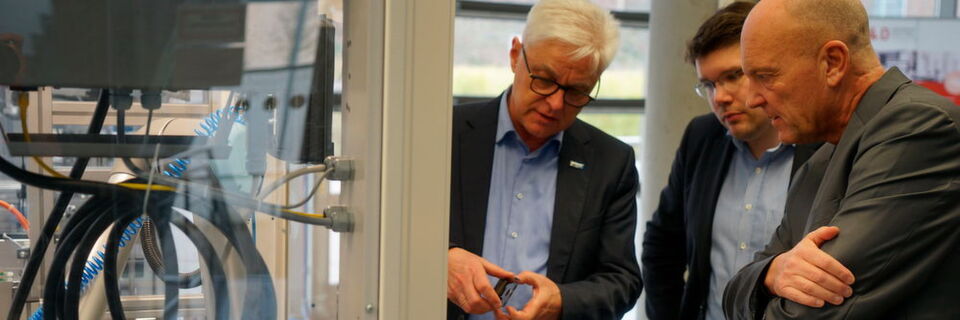 Diskussion über Industrie 4.0 in der Smart Factory Kaiserslautern: das Internet der Dinge ist mehr als nur Fabrikautomation. Diskussion über Industrie 4.0 in der Smart Factory Kaiserslautern: das Internet der Dinge ist mehr als nur Fabrikautomation.