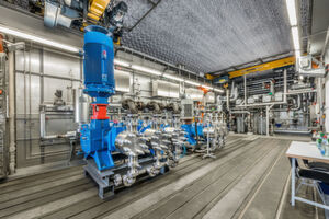 Ein Highlight des Rundgangs war der frisch eingeweihte Prüfraum für Prozesspumpen. Seit Januar 2017 können hier bis zu vier große Prozesspumpen mit einer Gesamtleistung von insgesamt 800 kW parallel überwacht werden. Personen im Bild von links nach rechts: Sebastian Gatzhammer, Kurt Hechenberger, Peter Wagner, Sabine Kurtz, Markus Schildknecht, Marc Biadacz, Dr. Martin Fiedler, Rainer Wieland. Ein Highlight des Rundgangs war der frisch eingeweihte Prüfraum für Prozesspumpen. Seit Januar 2017 können hier bis zu vier große Prozesspumpen mit einer Gesamtleistung von insgesamt 800 kW parallel überwacht werden. Personen im Bild von links nach rechts: Sebastian Gatzhammer, Kurt Hechenberger, Peter Wagner, Sabine Kurtz, Markus Schildknecht, Marc Biadacz, Dr. Martin Fiedler, Rainer Wieland.