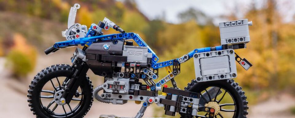 Lego legt einen Bausatz der BMW R 1200 GS auf. Lego legt einen Bausatz der BMW R 1200 GS auf.