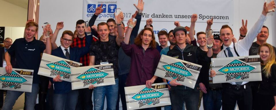 21 Teilnehmer aus sechs Nationen schraubten um den Europameistertitel der Fahrrad- und Motorradmechaniker. Das Jubelfoto mit den Siegern. 21 Teilnehmer aus sechs Nationen schraubten um den Europameistertitel der Fahrrad- und Motorradmechaniker. Das Jubelfoto mit den Siegern.
