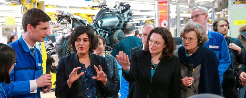 Zwei Ministerinnen aus Frankreich und Deutschland schnuppern BMW Motorrad-Werksluft. Zwei Ministerinnen aus Frankreich und Deutschland schnuppern BMW Motorrad-Werksluft.