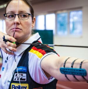 Mit hoch präzisen Nocken aus Covestros Makrolon 2805 auf der Sehne, visiert die zur Weltbogensportlerin 2016 gekürte Lisa Unruh das Ziel an. Die Werner Beiter GmbH & Co. KG fertigt die Polycarbonat-Nocken an, mit denen, wie Covestro betont, noch weitere Sportler ihre Performance verbessern konnten. Mit hoch präzisen Nocken aus Covestros Makrolon 2805 auf der Sehne, visiert die zur Weltbogensportlerin 2016 gekürte Lisa Unruh das Ziel an. Die Werner Beiter GmbH & Co. KG fertigt die Polycarbonat-Nocken an, mit denen, wie Covestro betont, noch weitere Sportler ihre Performance verbessern konnten.