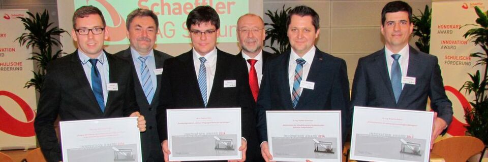 Die Preisträger des Innovation Award 2016 (vorne, v.l.): Dipl.-Ing. (FH) Daniel Ziegler, M. Sc. Stephan Hahn, Dr.-Ing. Thorben Schiemann und Dr.-Ing. Benjámin Radnai mit Dr. Josef Scheller, Stiftungs-Geschäftsführer und Leiter Werk Schweinfurt und Eltmann bei Schaeffler (hinten li.) und Klaus Widmaier, Leiter Personal Automotive bei Schaeffler und Vorsitzender Stiftungsvorstand der Schaeffler FAG Stiftung (hinten re.). Die Preisträger des Innovation Award 2016 (vorne, v.l.): Dipl.-Ing. (FH) Daniel Ziegler, M. Sc. Stephan Hahn, Dr.-Ing. Thorben Schiemann und Dr.-Ing. Benjámin Radnai mit Dr. Josef Scheller, Stiftungs-Geschäftsführer und Leiter Werk Schweinfurt und Eltmann bei Schaeffler (hinten li.) und Klaus Widmaier, Leiter Personal Automotive bei Schaeffler und Vorsitzender Stiftungsvorstand der Schaeffler FAG Stiftung (hinten re.).