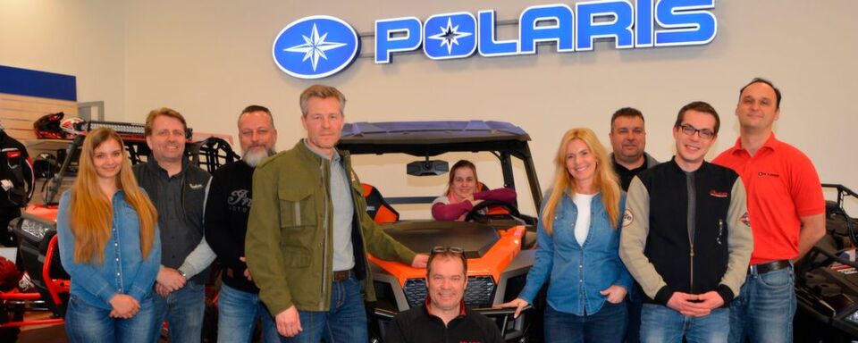 Team Polaris Germany in Griesheim mit Geschäftsstellenleiter Ulrich Schäfer (4. v.li.). Die Truppe ist nicht ganz vollzählig zum Fotoshooting erschienen. Team Polaris Germany in Griesheim mit Geschäftsstellenleiter Ulrich Schäfer (4. v.li.). Die Truppe ist nicht ganz vollzählig zum Fotoshooting erschienen.