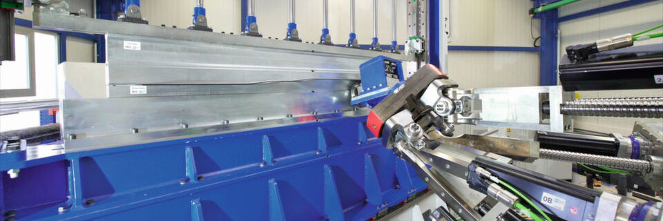 Statt des Werkstücks wie bei herkömmlichen Walzprofilieranlagen bewegen sich beim 3D Rollforming Center die Werkzeuge – mittels Robotern. Statt des Werkstücks wie bei herkömmlichen Walzprofilieranlagen bewegen sich beim 3D Rollforming Center die Werkzeuge – mittels Robotern.