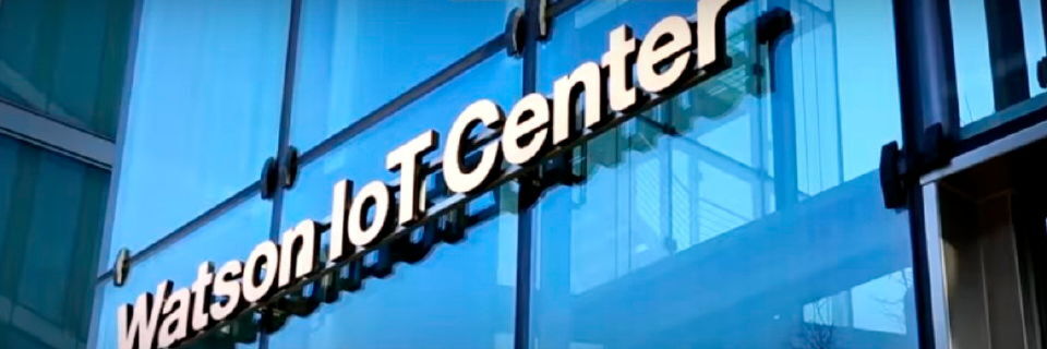 Die Enthüllung des Logos Watson IOT Center ließ sich live im Vortragsraum der IBM-Räume auf einer Video-Leinwand verfolgen; denn die wurde von einer Drohne aus gefilmt. Die Enthüllung des Logos Watson IOT Center ließ sich live im Vortragsraum der IBM-Räume auf einer Video-Leinwand verfolgen; denn die wurde von einer Drohne aus gefilmt.