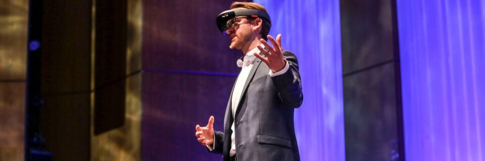 „Dank der Augmented-Reality-Brille Hololens können SAP-Anwender den Digital Boardroom künftig mit auf Reisen nehmen“, schwärmt SAP-CIO Ralf Saueressig. Bislang läuft die Demo mit einem Prototyp, der noch nicht marktreif ist. „Dank der Augmented-Reality-Brille Hololens können SAP-Anwender den Digital Boardroom künftig mit auf Reisen nehmen“, schwärmt SAP-CIO Ralf Saueressig. Bislang läuft die Demo mit einem Prototyp, der noch nicht marktreif ist.