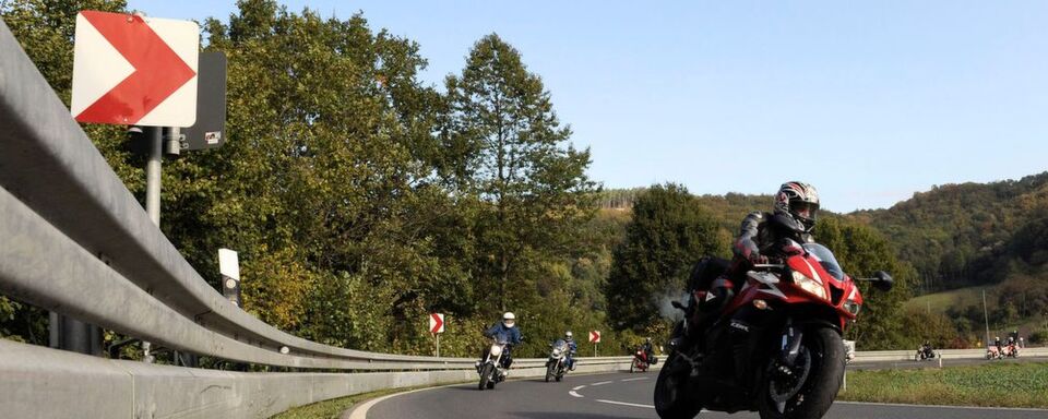 Jetzt zum Saisonstart rät der ADAC Bikern, an Fahrsicherheitstrainings teilzunehmen - zum Wohle der Teilnehmer und im Sinne der Verkehrsunfallstatistik. Jetzt zum Saisonstart rät der ADAC Bikern, an Fahrsicherheitstrainings teilzunehmen - zum Wohle der Teilnehmer und im Sinne der Verkehrsunfallstatistik.