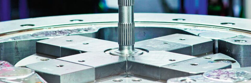 Mit Verfahren der Kaltmassivumformung wie dem Rundkneten lassen sich nicht nur leichtere Bauteile produzieren, sondern auch Energie und Material sparen. Mit Verfahren der Kaltmassivumformung wie dem Rundkneten lassen sich nicht nur leichtere Bauteile produzieren, sondern auch Energie und Material sparen.