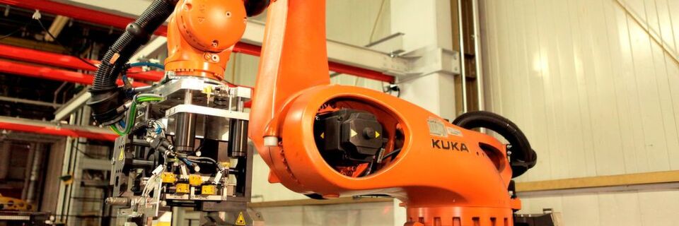 Zwei Kuka Roboter aus der KR Quantec Serie vom Typ KR 210 R2900 prime in der Konsolen-Ausführung sorgen bei BMW in Landshut für einen optimalen Prüfvorgang der Kurbelgehäuse. Zwei Kuka Roboter aus der KR Quantec Serie vom Typ KR 210 R2900 prime in der Konsolen-Ausführung sorgen bei BMW in Landshut für einen optimalen Prüfvorgang der Kurbelgehäuse.