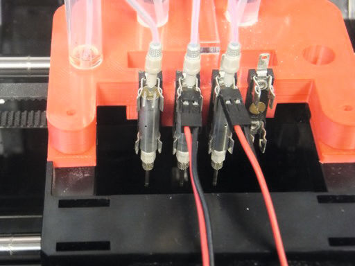 Abb.3: Detail-Aufnahme der Ventile des 3D-Druckers Abb.3: Detail-Aufnahme der Ventile des 3D-Druckers