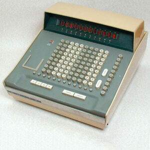 Nicht von Texas Instruments: Der 1961 veröffentlichte Tischrechner ANITA der Bell Punch Co. gilt als der erste voll-elektrische Tischrechner. Das für seine Zeit fortschrittliche Gerät wurde mit Hilfe von Vakuumröhren betrieben und wog stattliche 15 Kilogramm. Nicht von Texas Instruments: Der 1961 veröffentlichte Tischrechner ANITA der Bell Punch Co. gilt als der erste voll-elektrische Tischrechner. Das für seine Zeit fortschrittliche Gerät wurde mit Hilfe von Vakuumröhren betrieben und wog stattliche 15 Kilogramm.