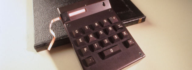 Der im März 1967 fertiggestellte Cal Tech von Texas Instruments war der erste Taschenrechner der Welt. Selber verkaufen wollte das Unternehmen das Gerät allerdings nicht. Statt dessen sollte es anderen Herstellern als Anreiz dienen, selbst Produkte auf Basis von integrierten Schaltkreisen zu fertigen. Das Mikrochip-Zeitalter hatte offiziell begonnen. Der im März 1967 fertiggestellte Cal Tech von Texas Instruments war der erste Taschenrechner der Welt. Selber verkaufen wollte das Unternehmen das Gerät allerdings nicht. Statt dessen sollte es anderen Herstellern als Anreiz dienen, selbst Produkte auf Basis von integrierten Schaltkreisen zu fertigen. Das Mikrochip-Zeitalter hatte offiziell begonnen.