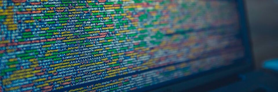 JavaScript lässt sich nicht nur clientseitig im Browser aktivieren sondern auch direkt auf Servern ausführen. JavaScript lässt sich nicht nur clientseitig im Browser aktivieren sondern auch direkt auf Servern ausführen.