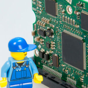 Die Mikroelektronikforschung in Deutschland stehe zwar bereits gut da, aber bei der Umsetzung in Produkte und Fertigungskapazitäten hänge man noch hinterher. Daher hat der Bund beweilligt, ein voraussichtlich 3,3 Milliarden Euro schweres Förderungsprogramm für die Jahre 2017 bis 2020 anzustoßen. Die Mikroelektronikforschung in Deutschland stehe zwar bereits gut da, aber bei der Umsetzung in Produkte und Fertigungskapazitäten hänge man noch hinterher. Daher hat der Bund beweilligt, ein voraussichtlich 3,3 Milliarden Euro schweres Förderungsprogramm für die Jahre 2017 bis 2020 anzustoßen.