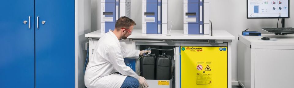 Kanistertausch – hier von einer HPLC-Anlage – ist ein sicherheitsrelevanter Schritt beim Umgang mit Lösemitteln. Kanistertausch – hier von einer HPLC-Anlage – ist ein sicherheitsrelevanter Schritt beim Umgang mit Lösemitteln.
