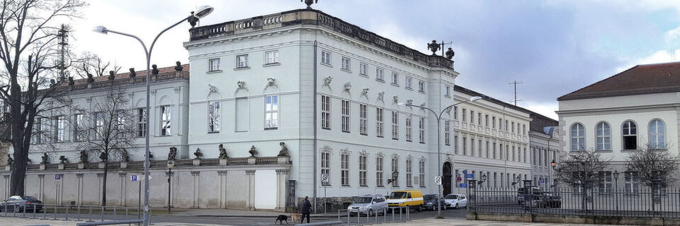 Das brandenburgische Innenministerium steuert die eGovernment-Entwicklung und arbeitet derzeit an einem eGovernment-Gesetz Das brandenburgische Innenministerium steuert die eGovernment-Entwicklung und arbeitet derzeit an einem eGovernment-Gesetz