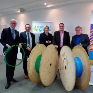 (V. l.) Dr. Wilhelm Drepper (Geschäftsführer Stadtwerke Gronau), Jeroen van de Lagemaat (Geschäftsführer NDIX), Sonja Jürgens (Bürgermeisterin Stadt Gronau), Björn Scheffer (Geschäftsführer efense GmbH in Gronau), Michael Laube (Geschäftsführer PHOTOART Food- und Werbefotografie GmbH in Gronau) (V. l.) Dr. Wilhelm Drepper (Geschäftsführer Stadtwerke Gronau), Jeroen van de Lagemaat (Geschäftsführer NDIX), Sonja Jürgens (Bürgermeisterin Stadt Gronau), Björn Scheffer (Geschäftsführer efense GmbH in Gronau), Michael Laube (Geschäftsführer PHOTOART Food- und Werbefotografie GmbH in Gronau)