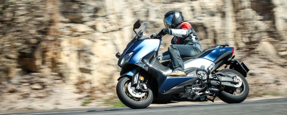 Den T-Max gibt es in drei Ausstattungsstufen: Die Basis für 11.495 Euro, den SX für 12.295 Euro und das Spitzenmodell DX für 13.195 Euro. Den T-Max gibt es in drei Ausstattungsstufen: Die Basis für 11.495 Euro, den SX für 12.295 Euro und das Spitzenmodell DX für 13.195 Euro.