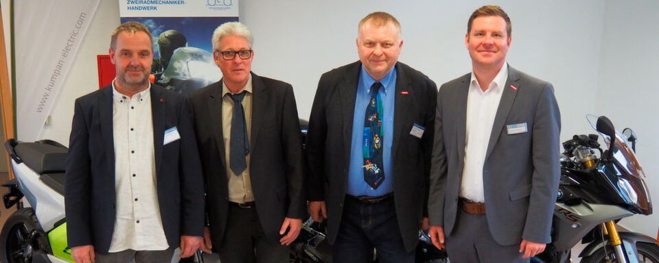 Schulterschluss mit dem BTZ Leipzig (v. l.): Die drei Vorstandsmitglieder der Landesinnung Sachsen-Anhalt Donald Rein, Uwe Pösniger und Uwe Bönicke mit Tino Hantschmann, Abteilungsleiter im Bildungs- und Technologiezentrum Leipzig. Im Hintergrund einige Schulungsfahrzeuge aus der Lehrwerkstatt. Schulterschluss mit dem BTZ Leipzig (v. l.): Die drei Vorstandsmitglieder der Landesinnung Sachsen-Anhalt Donald Rein, Uwe Pösniger und Uwe Bönicke mit Tino Hantschmann, Abteilungsleiter im Bildungs- und Technologiezentrum Leipzig. Im Hintergrund einige Schulungsfahrzeuge aus der Lehrwerkstatt.