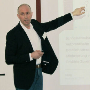 Jens Kunkel, Marketing Director EPPC bei ABB, hat auf der Vorpressekonferenz zur Hannover Messe gezeigt, wie bei System Pro E Power eine modulare Schranklösung und intelligente Schaltgeräte zusammenspielen. Jens Kunkel, Marketing Director EPPC bei ABB, hat auf der Vorpressekonferenz zur Hannover Messe gezeigt, wie bei System Pro E Power eine modulare Schranklösung und intelligente Schaltgeräte zusammenspielen.