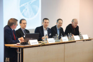 Gute Laune bei den Machern der MT-Connect (v.l.n.r.): Jens Fuderholz ist zuständig für die Pressearbeit zur MT-Connect. Neben ihm Richard Krowoza, Mitglied der Geschäftsleitung der Messe Nürnberg, Veranstaltungsleiter Alexander Stein,
Dr. Matthias Schier, Geschäftsführer des Forums Medtech Pharma, und rechts außen Prof. Dr. Georg Fischer, Leiter des Lehrstuhls für Technische Elektronik an der Friedrich-Alexander-Universität Erlangen. Gute Laune bei den Machern der MT-Connect (v.l.n.r.): Jens Fuderholz ist zuständig für die Pressearbeit zur MT-Connect. Neben ihm Richard Krowoza, Mitglied der Geschäftsleitung der Messe Nürnberg, Veranstaltungsleiter Alexander Stein,
Dr. Matthias Schier, Geschäftsführer des Forums Medtech Pharma, und rechts außen Prof. Dr. Georg Fischer, Leiter des Lehrstuhls für Technische Elektronik an der Friedrich-Alexander-Universität Erlangen.