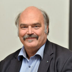 Dr. Engelbert Schramm ist Mitbegründer des ISOE – Institut für sozial-ökologische Forschung in Frankfurt am Main und seit April 2014 Mitglied der Institutsleitung. Bis März 2014 leitete er den Forschungsschwerpunkt Wasserinfrastruktur und Risikoanalysen an dem Institut, das zu den führenden unabhängigen Instituten der Nachhaltigkeitsforschung gehört. Dr. Engelbert Schramm ist Mitbegründer des ISOE – Institut für sozial-ökologische Forschung in Frankfurt am Main und seit April 2014 Mitglied der Institutsleitung. Bis März 2014 leitete er den Forschungsschwerpunkt Wasserinfrastruktur und Risikoanalysen an dem Institut, das zu den führenden unabhängigen Instituten der Nachhaltigkeitsforschung gehört.
