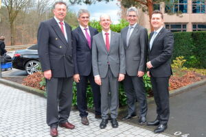 Wechseln sich in der kommenden Zeit an der VDOH-Spitze ab (von rechts): Jörg Heidenreich, Peter Müller, Peter Hübner und Mathias Schinner. Heinz Gerhard Herrmann (links) ist bei dem Verband für die Bereiche Herstellerbeziehung und Kommunikation verantwortlich – zum Vergrößern bitte klicken. Wechseln sich in der kommenden Zeit an der VDOH-Spitze ab (von rechts): Jörg Heidenreich, Peter Müller, Peter Hübner und Mathias Schinner. Heinz Gerhard Herrmann (links) ist bei dem Verband für die Bereiche Herstellerbeziehung und Kommunikation verantwortlich – zum Vergrößern bitte klicken.