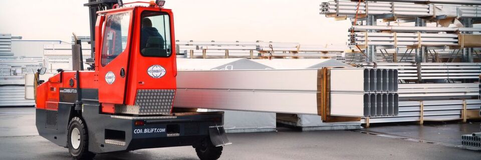 Beim Zelt- und Hallenspezialist Röder HTS Höcker im hessischen Kefenrod bewegt der Combilift-Spezialstapler C5000SR täglich zwischen 10 und 100 t Material. Beim Zelt- und Hallenspezialist Röder HTS Höcker im hessischen Kefenrod bewegt der Combilift-Spezialstapler C5000SR täglich zwischen 10 und 100 t Material.