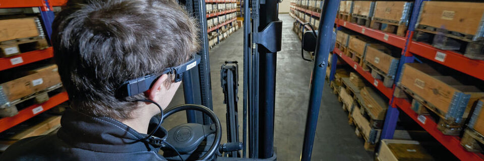 Auch die Arbeit mit dem Stapler läuft dank freier Hände und konsequenter Prozessführung schneller. Auch die Arbeit mit dem Stapler läuft dank freier Hände und konsequenter Prozessführung schneller.