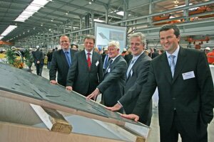Nahmen die neue Warmbandtafelanlage bei der Salzgitter AG in Betrieb: (von rechts) Johannes Nonn (Geschäftsführung Salzgitter Flachstahl), Hans Fischer (Vorstand Stahl Salzgitter AG), Dr. Wolfgang Leese (Vorstandsvorsitzender Salzgitter AG), Ulrich Grethe (Geschäftsführung Salzgitter Flachstahl), Karsten Matthies (Betriebsdirektor Warmbandwalzwerk) Bild: Salzgitter AG
