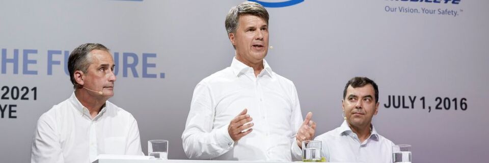 Schon im Jahr 2016 zeigten sich Brian Krzanich (li.), Vorstandsvorsitzender von Intel, und Amnon Shashua (re.), Mobileye-Mitbegründer, als enge Partner (im Bild zusammen mit Harald Krüger, Vorstandsvorsitzender BMW AG). Nun übernimmt Intel das israelische Start-up. Schon im Jahr 2016 zeigten sich Brian Krzanich (li.), Vorstandsvorsitzender von Intel, und Amnon Shashua (re.), Mobileye-Mitbegründer, als enge Partner (im Bild zusammen mit Harald Krüger, Vorstandsvorsitzender BMW AG). Nun übernimmt Intel das israelische Start-up.