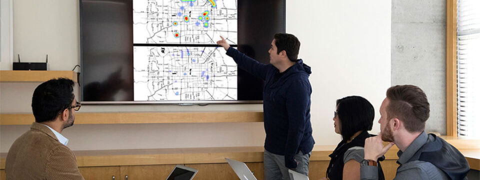 Die VW-Spezialisten vom Volkswagen Code Lab in San Francisco sitzen an dem Entwurf für das Quantencomputer-Projekt zur Verkehrsflussoptimierung. Die VW-Spezialisten vom Volkswagen Code Lab in San Francisco sitzen an dem Entwurf für das Quantencomputer-Projekt zur Verkehrsflussoptimierung.