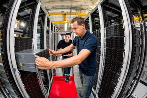 Ein Strato-Mitarbeiter setzt eine Daten-Node des Online-Speichers „HiDrive“ in einen Server-Schrank ein. Ein Strato-Mitarbeiter setzt eine Daten-Node des Online-Speichers „HiDrive“ in einen Server-Schrank ein.