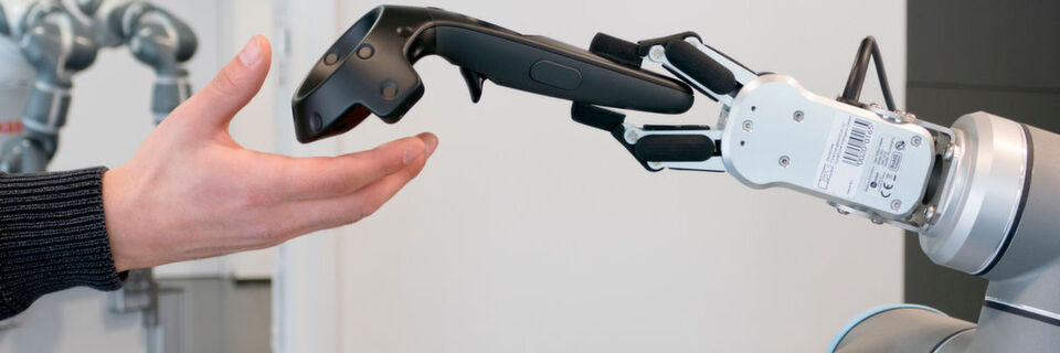Auf der CeBIT 2017 zeigt das DFKI Mixed Reality-Technologien im Kontext Mensch-Roboter-Kollaboration. Auf der CeBIT 2017 zeigt das DFKI Mixed Reality-Technologien im Kontext Mensch-Roboter-Kollaboration.