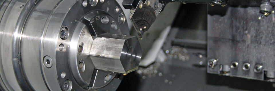 Die Tebit Präzisionstechnik GmbH hat für das Präzisions-Abstechen einer Profilstange aus Edelstahl ein „Überkopf“-arbeitendes Abstechsystem von Iscar im Einsatz. Die Tebit Präzisionstechnik GmbH hat für das Präzisions-Abstechen einer Profilstange aus Edelstahl ein „Überkopf“-arbeitendes Abstechsystem von Iscar im Einsatz.