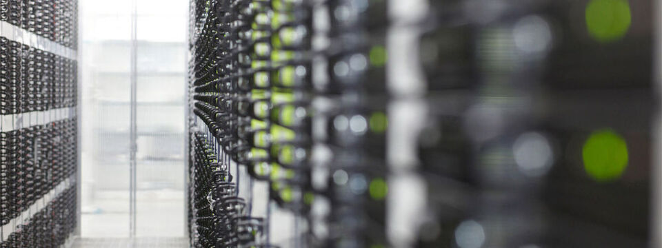 Hyperscaler kaufen keine einzelnen Server oder Switsches oder Storage-Devices, sie geben das Design vor, ganz oder zumindest teilweise. Für den Einbau, die Tests und die Vernetzung holen sie sich Electronics Manufacturing Services, etwa von Sanmina, zur Hilfe. Hyperscaler kaufen keine einzelnen Server oder Switsches oder Storage-Devices, sie geben das Design vor, ganz oder zumindest teilweise. Für den Einbau, die Tests und die Vernetzung holen sie sich Electronics Manufacturing Services, etwa von Sanmina, zur Hilfe.