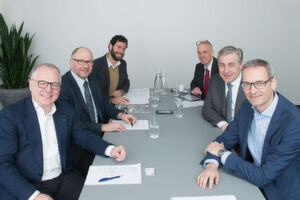 Der Schweizer Maschinenmarkt lud zum runden Tisch vier Gesprächspartner aus Wirtschaft und Ökonomie nach Zürich ein. Das Thema: Werkplatz Schweiz - quo vadis? Urs Berner (CEO Urma AG), Peter Dietrich (Direktor Swissmem), Oliver Müller (Direktor Swissmechanic) und Klaus Wellershoff (VR Wellershoff & Partner Ltd) über fehlende Investitionen, optimale Rahmenbedingungen und Trends in der MEM-Branche. Der Schweizer Maschinenmarkt lud zum runden Tisch vier Gesprächspartner aus Wirtschaft und Ökonomie nach Zürich ein. Das Thema: Werkplatz Schweiz - quo vadis? Urs Berner (CEO Urma AG), Peter Dietrich (Direktor Swissmem), Oliver Müller (Direktor Swissmechanic) und Klaus Wellershoff (VR Wellershoff & Partner Ltd) über fehlende Investitionen, optimale Rahmenbedingungen und Trends in der MEM-Branche.