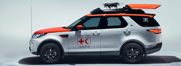 Auf dem Genfer Autosalon präsentiert Land Rover einen zum Spezialfahrzeug für Not- und Katastropheneinsätze umgebauten Land Rover Discovery mit einer Drohne an Bord. Auf dem Genfer Autosalon präsentiert Land Rover einen zum Spezialfahrzeug für Not- und Katastropheneinsätze umgebauten Land Rover Discovery mit einer Drohne an Bord.