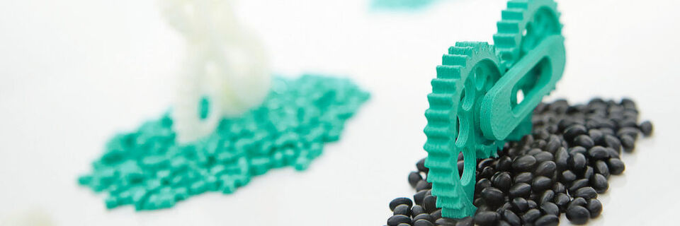 Funktionsbauteile lassen sich additiv aus Originalmaterial fertigen. Für die optimale Bauteilqualität muss das Granulat staubfrei sein. Funktionsbauteile lassen sich additiv aus Originalmaterial fertigen. Für die optimale Bauteilqualität muss das Granulat staubfrei sein.