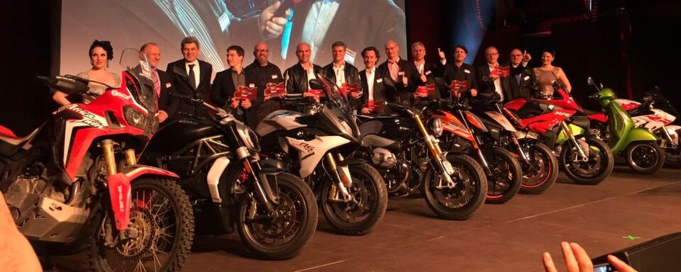 Alle neun Siegerbikes 2017 und die dazugehörigen Markenvertreter im Bild. Alle neun Siegerbikes 2017 und die dazugehörigen Markenvertreter im Bild.