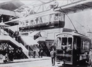 Wagen Nummer 3 der Wuppertaler Schwebebahn an der Station Breite Straße (heute Robert-Daum-Platz). Wagen Nummer 3 der Wuppertaler Schwebebahn an der Station Breite Straße (heute Robert-Daum-Platz).